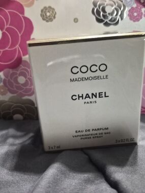 Chanel Coco Mademoiselle Eau de Parfum Purse Spray Set - White & Gold Accents
